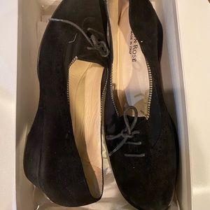 gorgeous black pair of taryn rose wedges in a size 38